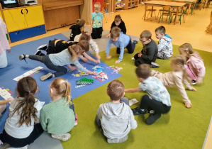 Dzieci układają klocki nemi