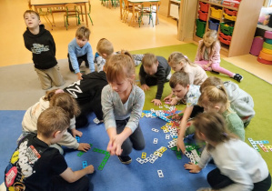 Dzieci układają klocki nemi