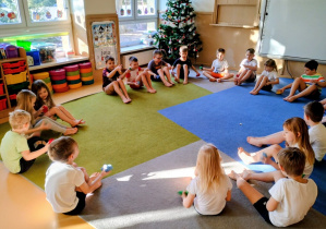 Dzieci ćwiczą z woreczkami