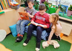 Dzieci czytają w kąciku relaksacyjnym