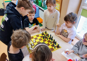 Dzieci grają w szachy w czasie wolnym
