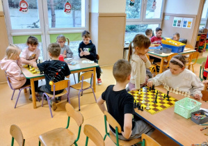Dzieci grają w szachy w czasie wolnym
