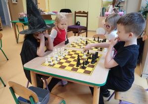 Dzieci grają w szachy