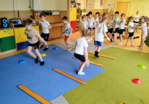 Dzieci ćwiczą slalom