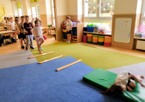 Dzieci ćwiczą skoki obunóż