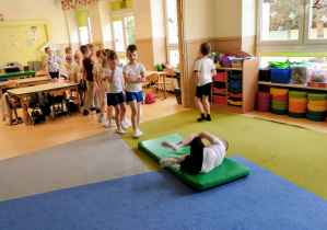 Dzieci ćwiczą turlanie