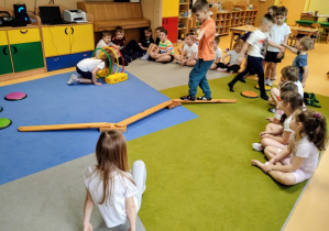 Dzieci ćwiczą gimnastykę