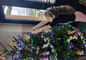 Dziewczynka ubiera choinkę