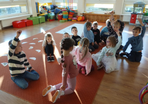 Dzieci zgłaszają się do zadania