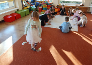 Dziewczynka szuka połowy obrazka