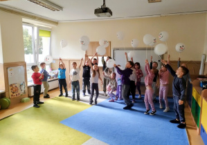 Dzieci tańczą z balonami