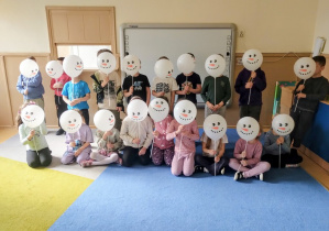 Dzieci pozują do zdjęcia z balonami