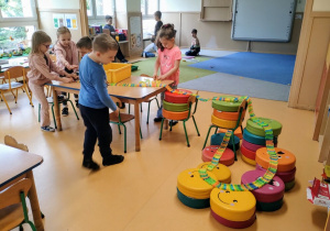 Dzieci bawią się budując drogę