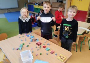 Dzieci prezentują układ słoneczny zrobiony z klocków