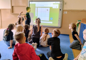 Dzieci kodują na tablicy multimedialnej