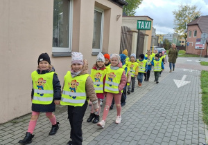 Dzieci podczas jesiennych spacerów utrwalają zasady bezpiecznego poruszania się w ruchu drogowym