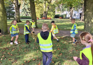 Dzieci podczas wycieczki do parku zbierają dary jesieni