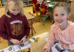Dziewczynki układają klocki Lego