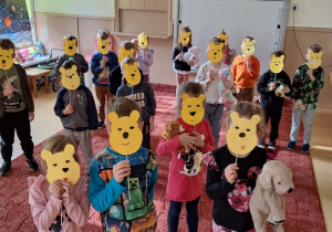 6-latki prezentują maski wykonane samodzielnie z okazji obchodów Dnia Pluszowego Misia