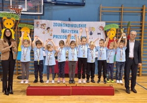 Drużyna 6-latków z naszego przedszkola prezentuje puchar i medale- trofea zdobyte na Zduńskowolskich Igrzyskach Przedszkolaków