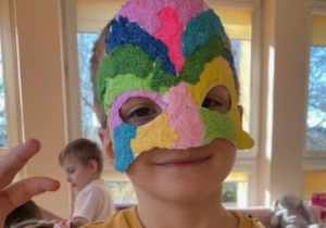 Zajęcia sensoplastyki - kolorowe maski karnawałowe
