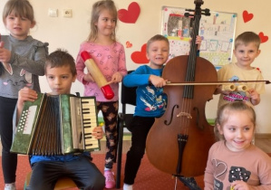 Dzieci muzykują na instrumentach