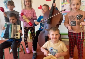 Przedszkolaki grają na poznanych instrumentach