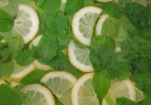 Lemoniada ze świeżą miętą i cytryną