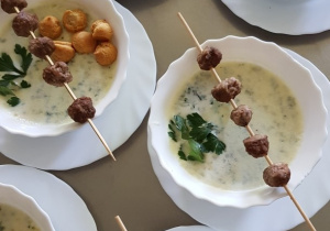Zupa serowa z kluseczkami mięsnymi i groszkiem ptysiowym