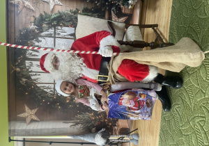 Dziecko pozuje do zdjęcia