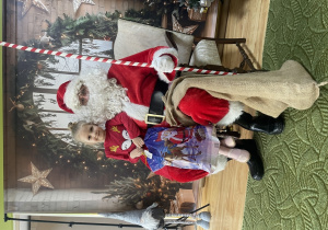 Dziecko pozuje do zdjęcia