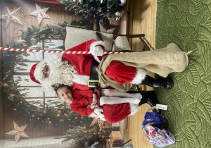 Dziecko pozuje do zdjęcia