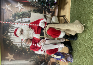 Dziecko pozuje do zdjęcia