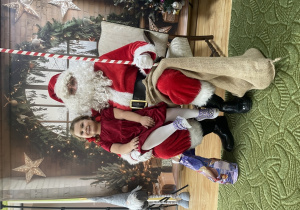 Dziecko pozuje do zdjęcia