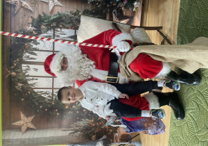 Dziecko pozuje do zdjęcia