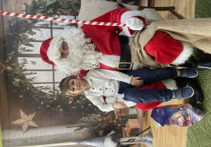 Dziecko pozuje do zdjęcia