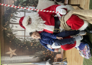 Dziecko pozuje do zdjęcia