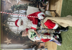 Dziecko pozuje do zdjęcia