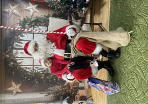 Dziecko pozuje do zdjęcia