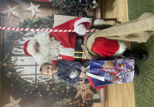 Dziecko pozuje do zdjęcia