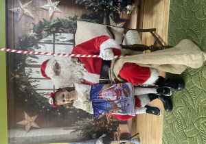 Dziecko pozuje do zdjęcia