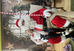 Dziecko pozuje do zdjęcia