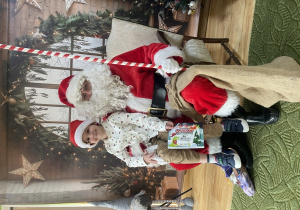 Dziecko pozuje do zdjęcia