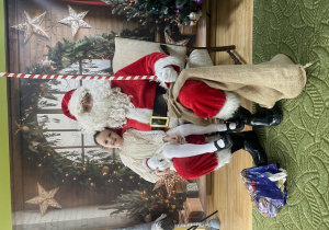 Dziecko pozuje do zdjęcia