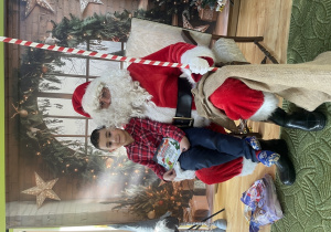 Dziecko pozuje do zdjęcia