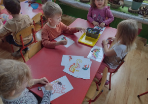 Dzieci wyklejają plasteliną