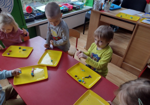 Dzieci rozwijają sensorykę bawiąc się