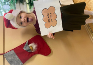 Dziewczynka pozuje do zdjęcia