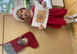 Dziewczynka pozuje do zdjęcia