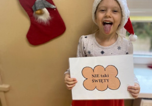 Dziewczynka pozuje do zdjęcia